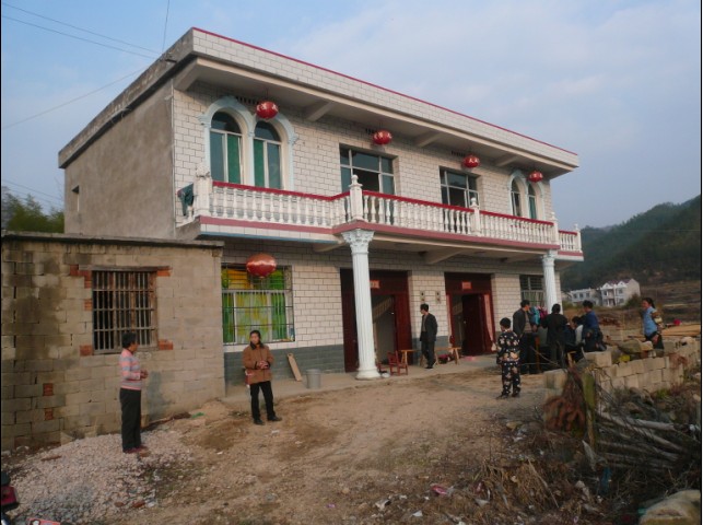 农民花十万就能住楼房,为何更愿意住老房子呢?