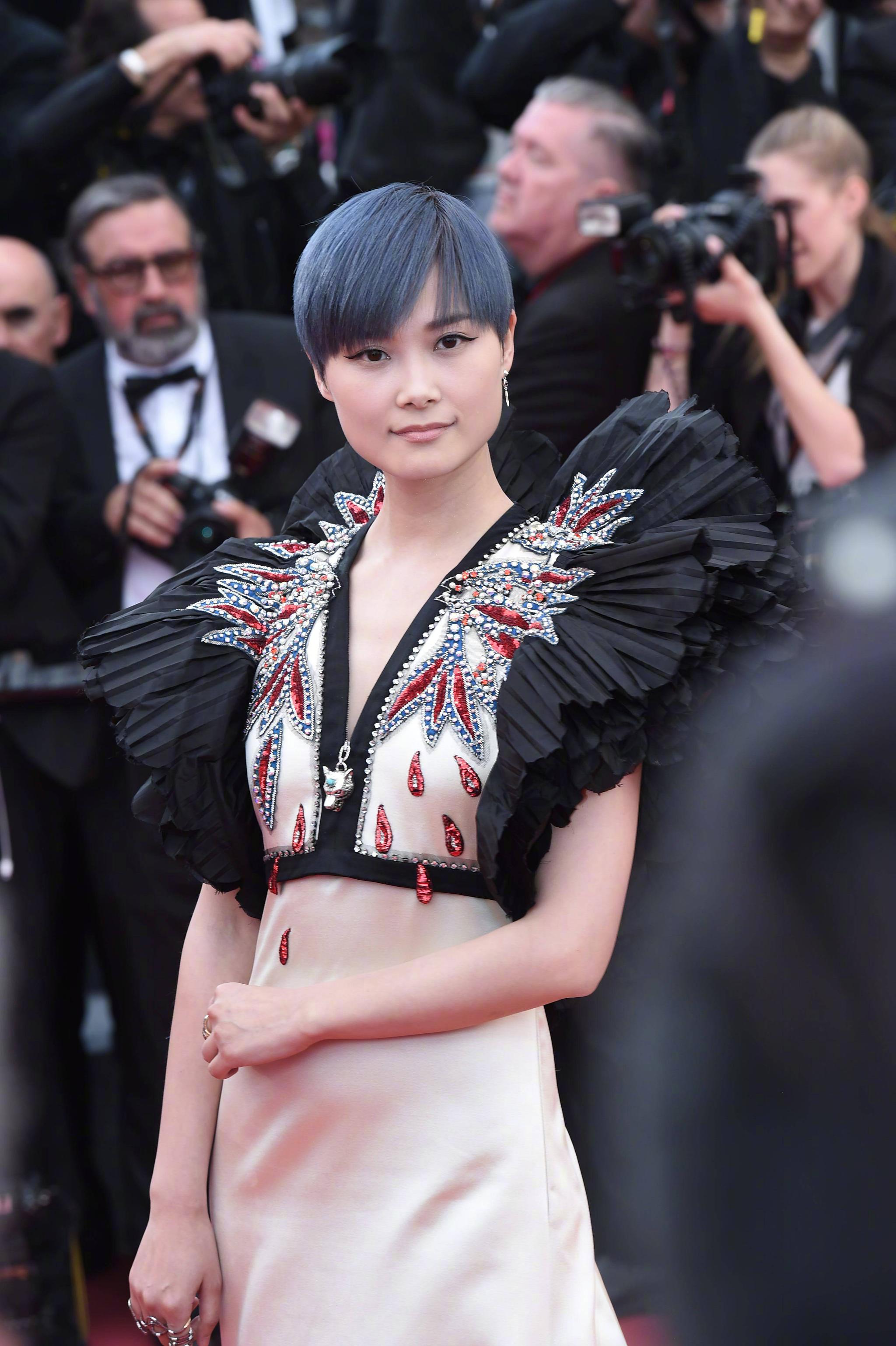 红毯上的李宇春,服装简单大方