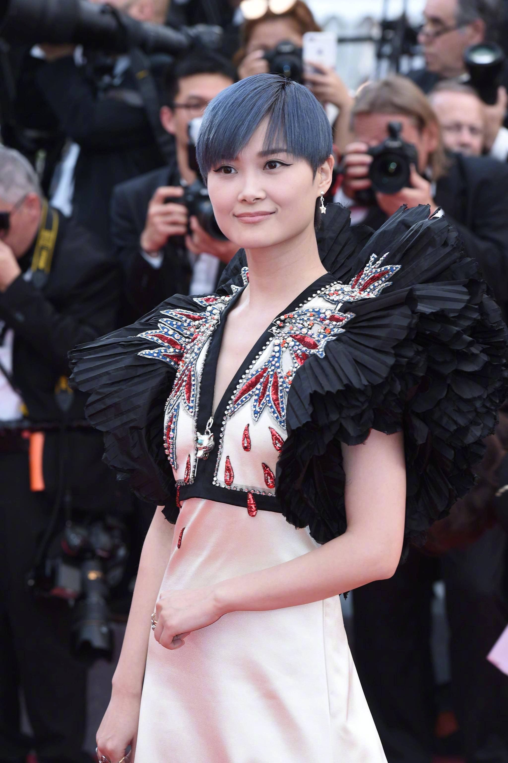 红毯上的李宇春,服装简单大方