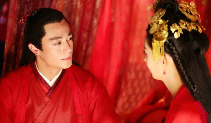 古装剧中的洞房花烛,前3个都还行,图4简直是笑料百出