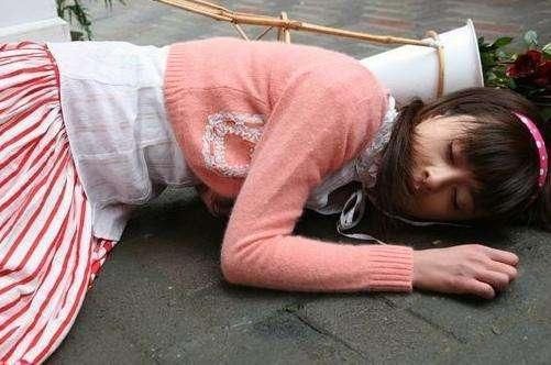 下班开车回家巧遇晕倒路边的前妻, 送她回家, 门一开我眼泪直流