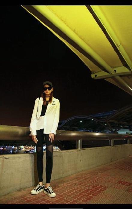 关晓彤走戛纳红毯之前在机场摆拍过干瘾,迪丽