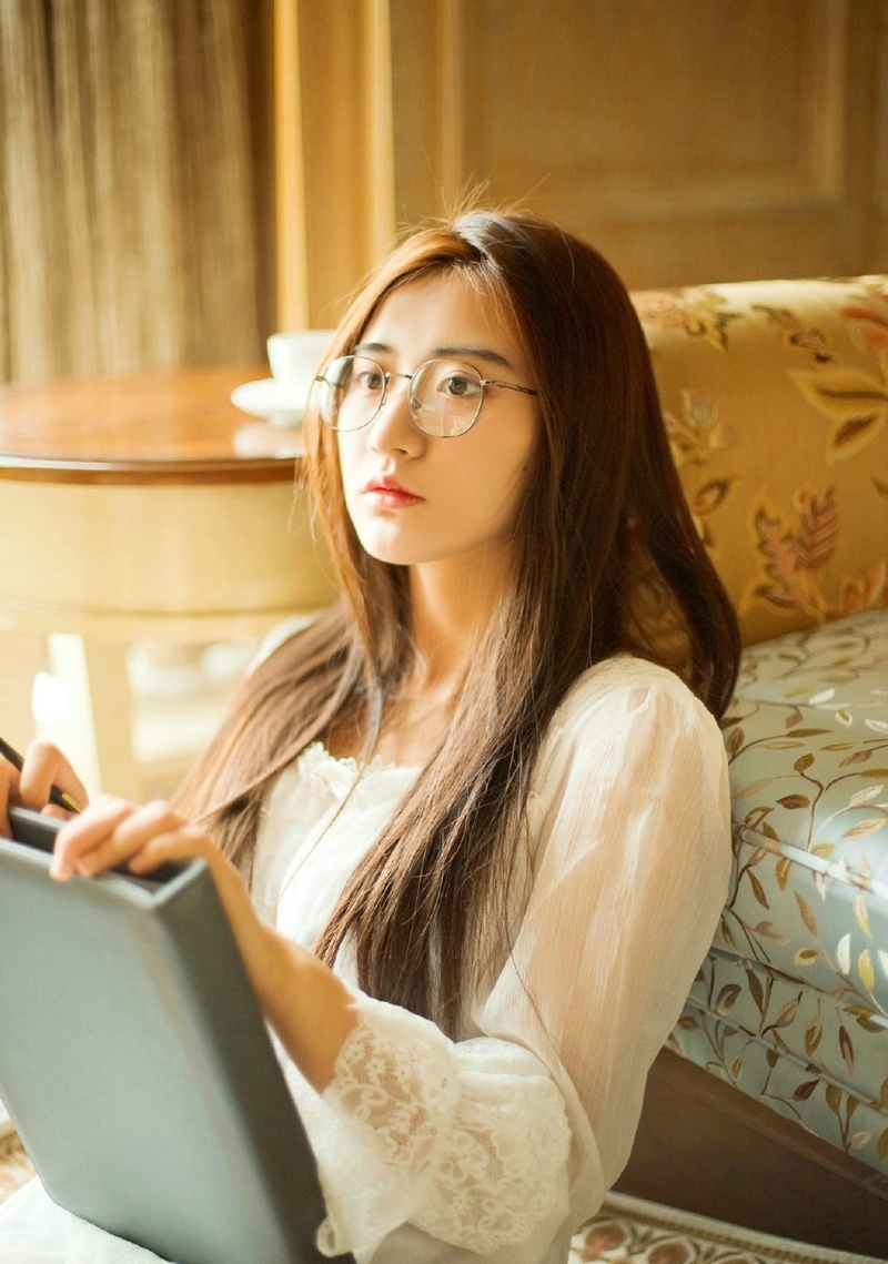 沙发上的眼镜长发美女书生气息迷人写真集 @微相册 @微博摄