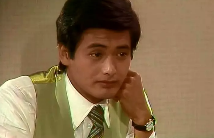 的徐克还没有转型电影导演,而当时的周润发也还是tvb的一名电视剧演员