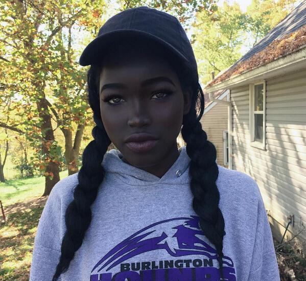 黑人姑娘晒自拍圈了40万粉丝, 网友称: 她改变自己审美观