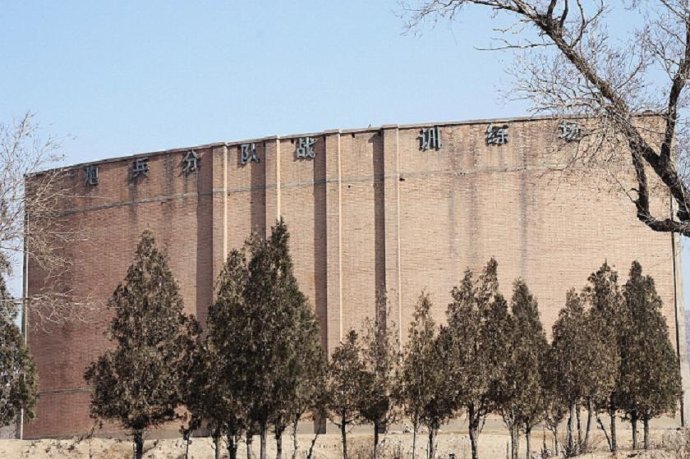 这是位于河北宣化的解放军炮兵指挥学院,炮兵和防空兵综合训练场,靶场