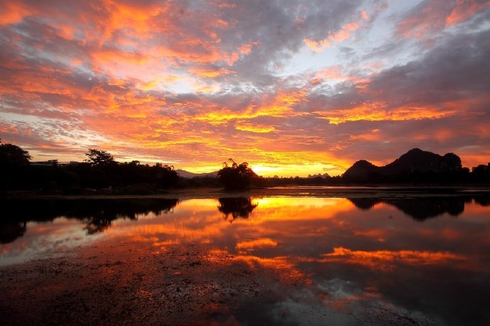 扶桑日出才三丈石壁朝霞生万状