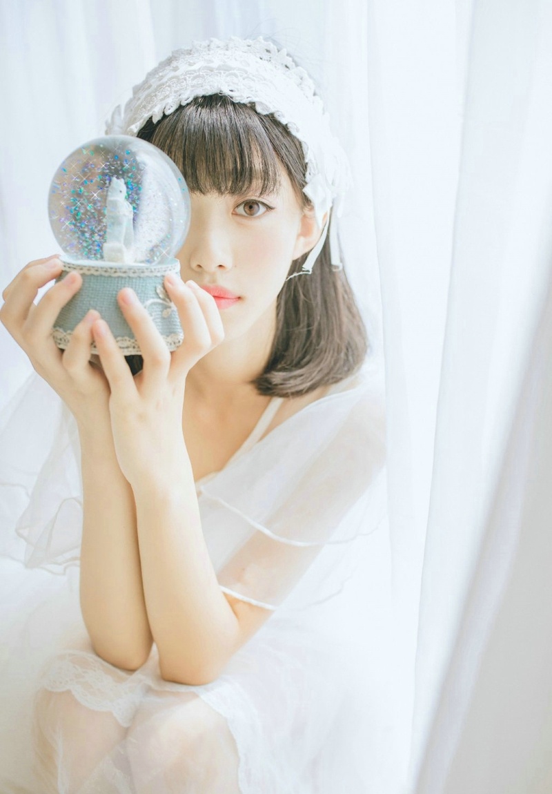 水晶球齐刘海妹子娇小玲珑恬静写真集 @微相册 @微博摄影