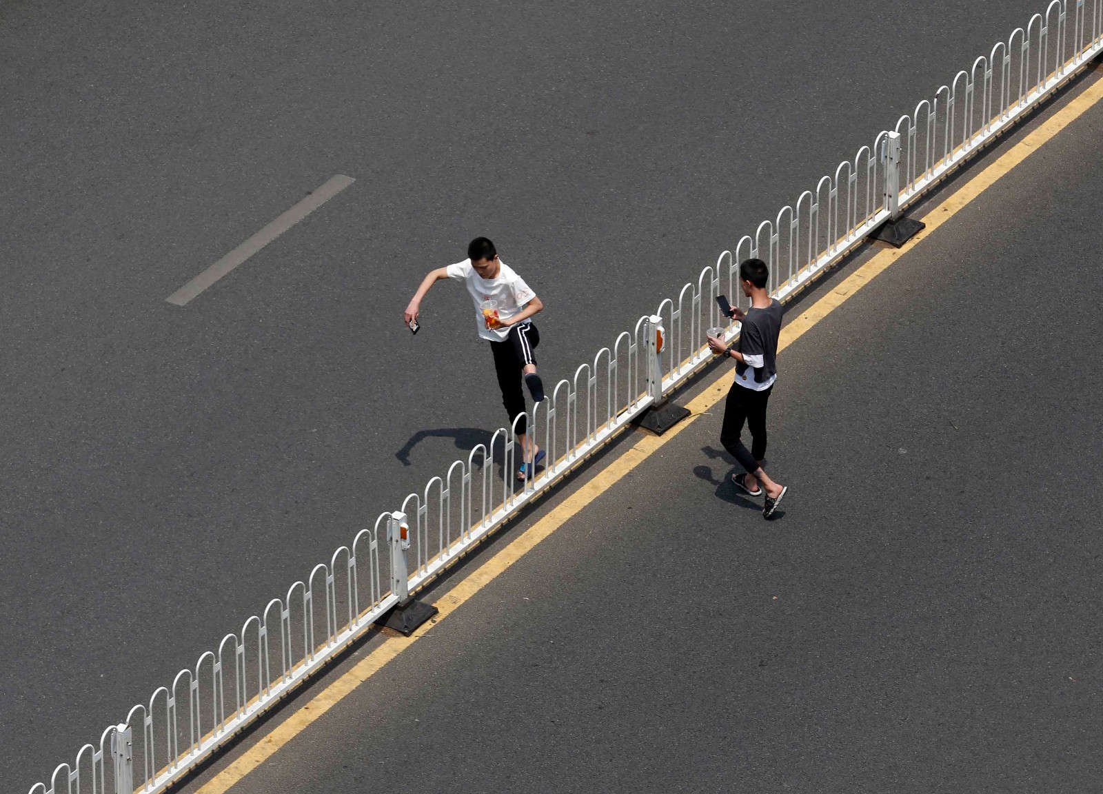路(温陵医院附近的十字路口)一些市民为了贪图方便,冒着危险跨越护栏