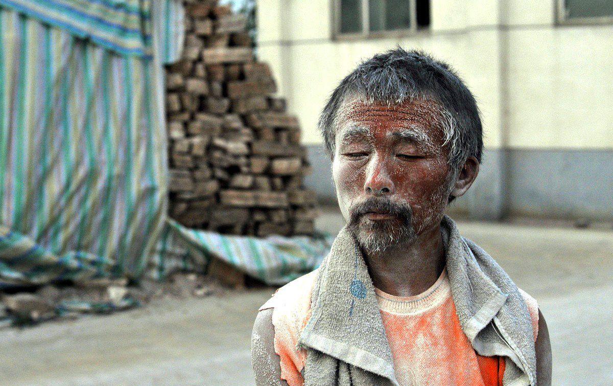 通过了解,原来这一家人是村里的贫困户,平时邻居街坊都会来救济他们