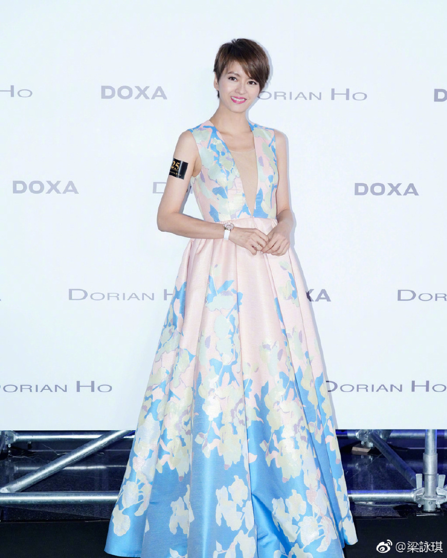 一件黑色半透明连衣裙出席电影节,个性又时髦|梁咏琪|半透明|电影节