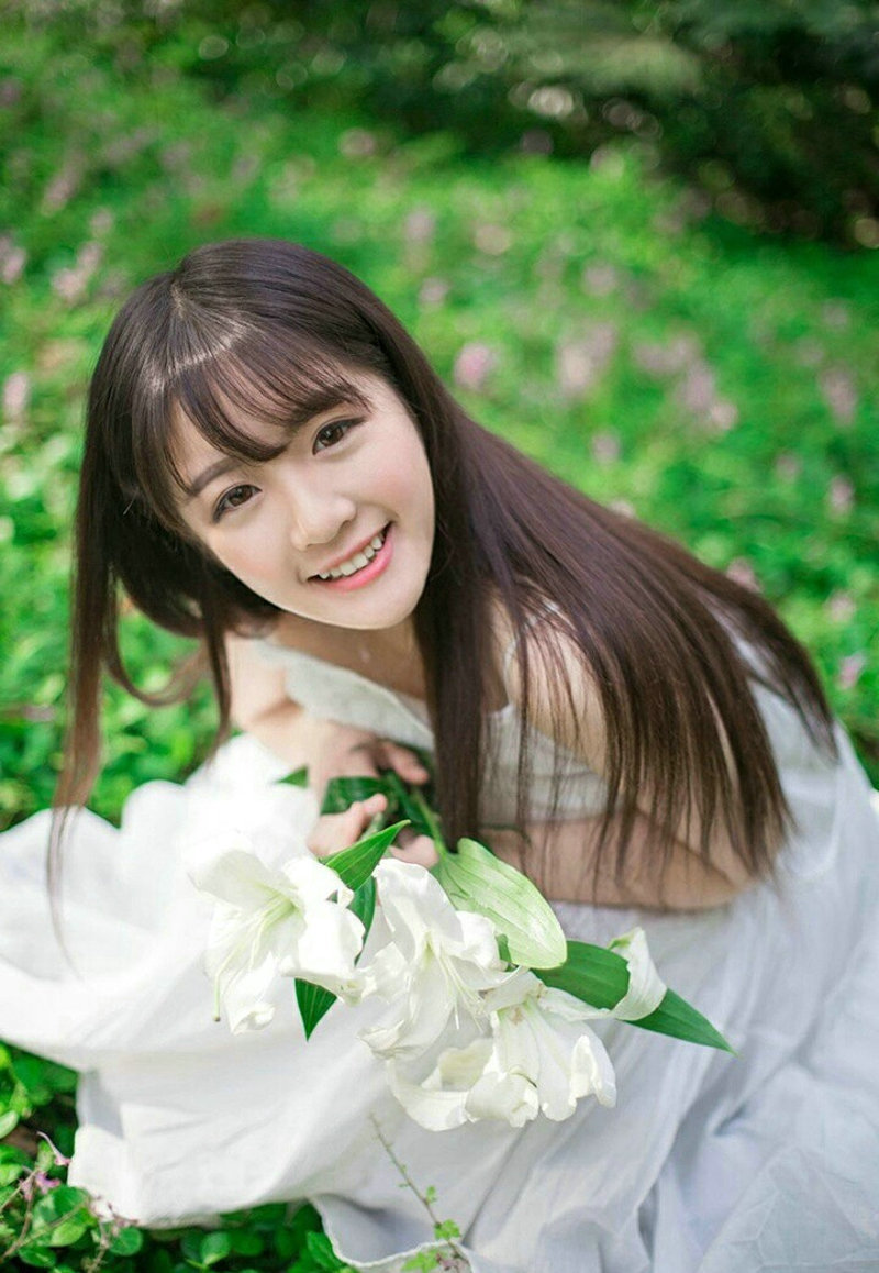 森林内的百合花少女白色裙子养眼迷人写真集 @微相册 @微博