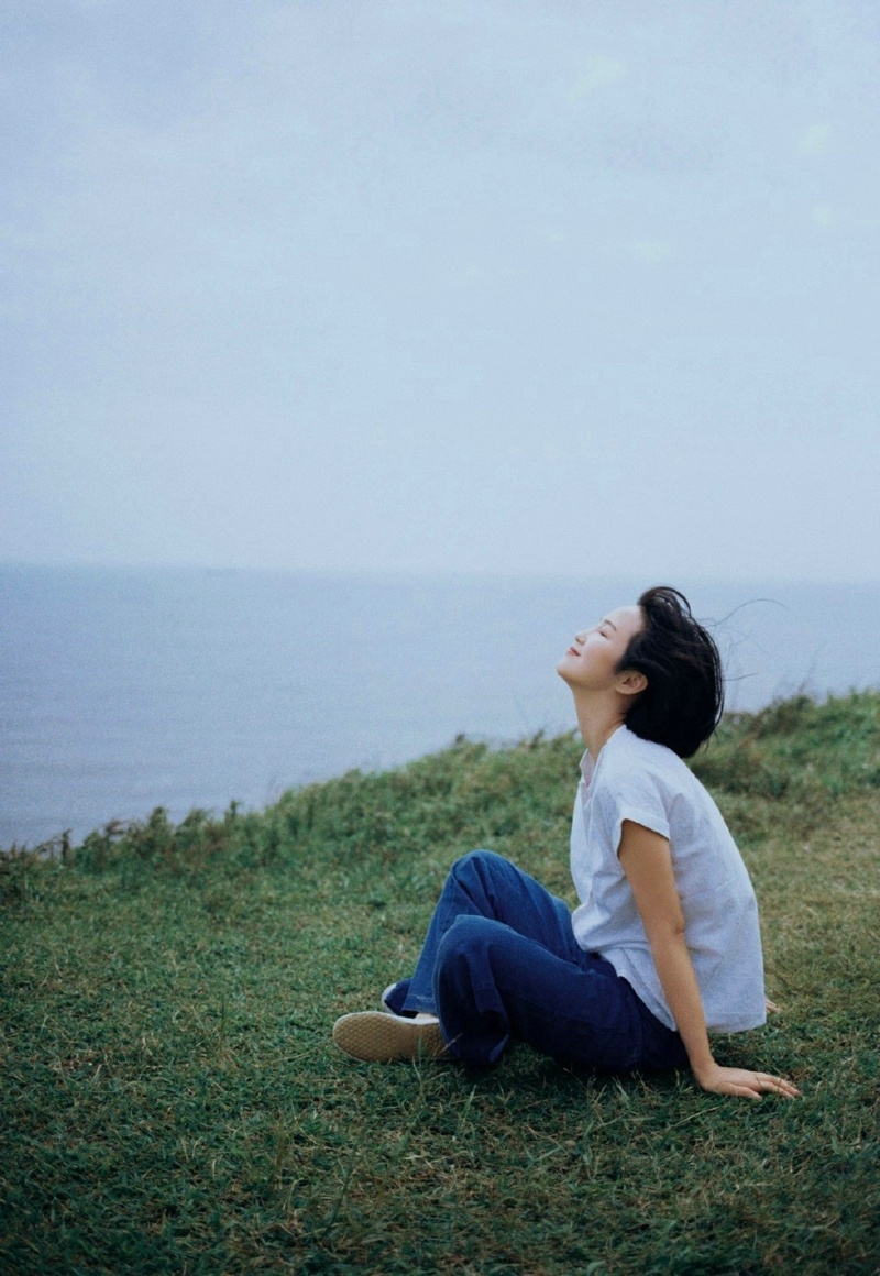 海岸边的短发随风奔跑活力妹子写真集 @微相册 @微博摄影