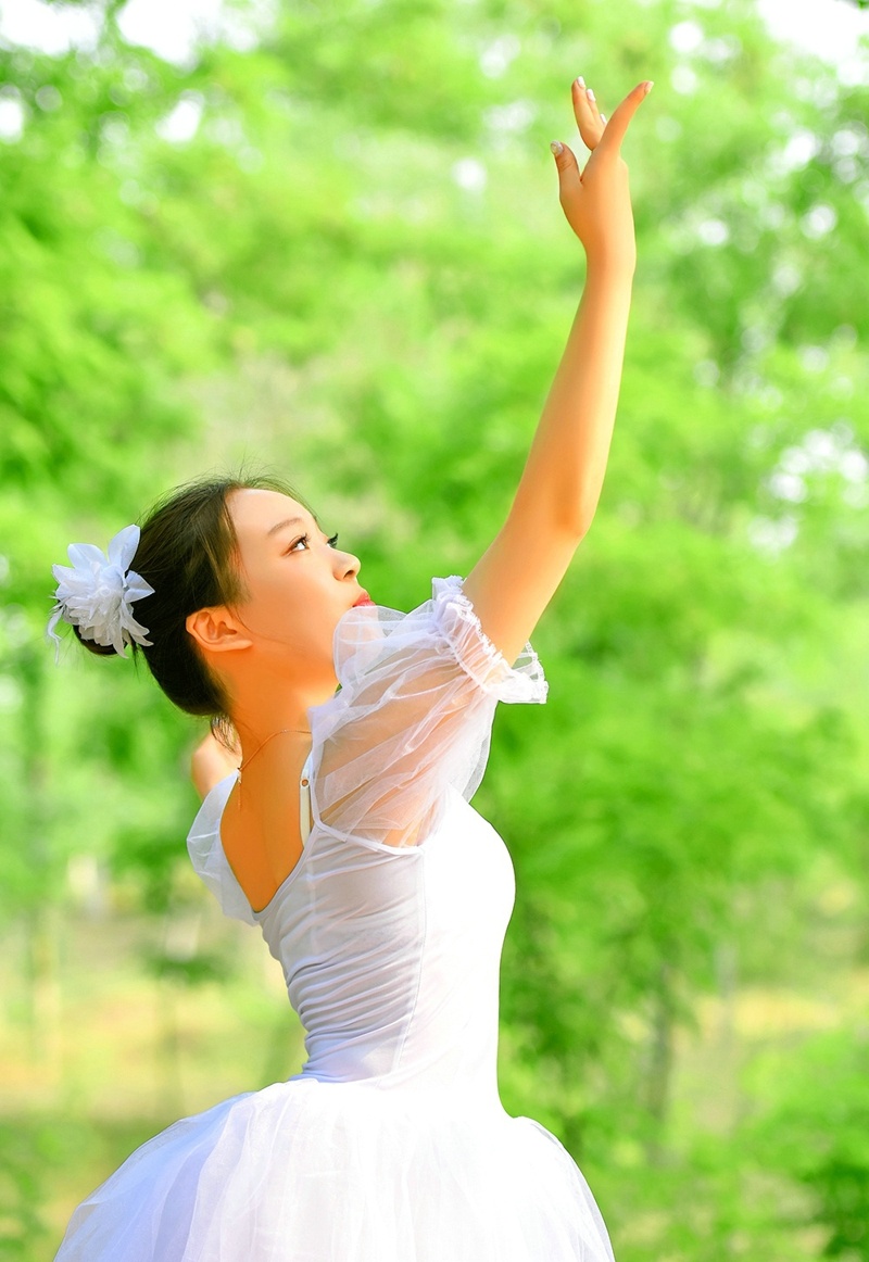 树林内的芭蕾舞少女翩翩起舞美好娇躯写真集 @微相册 @微博摄影