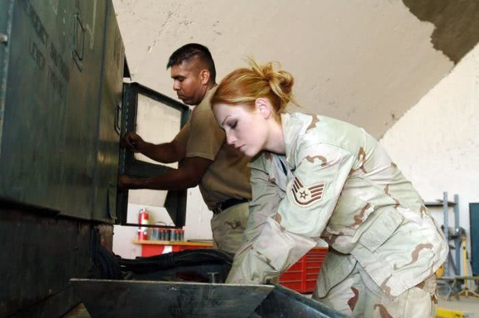 来一批长相甜美的美国女兵,略施粉黛就倾国倾城,拿枪动作也很帅