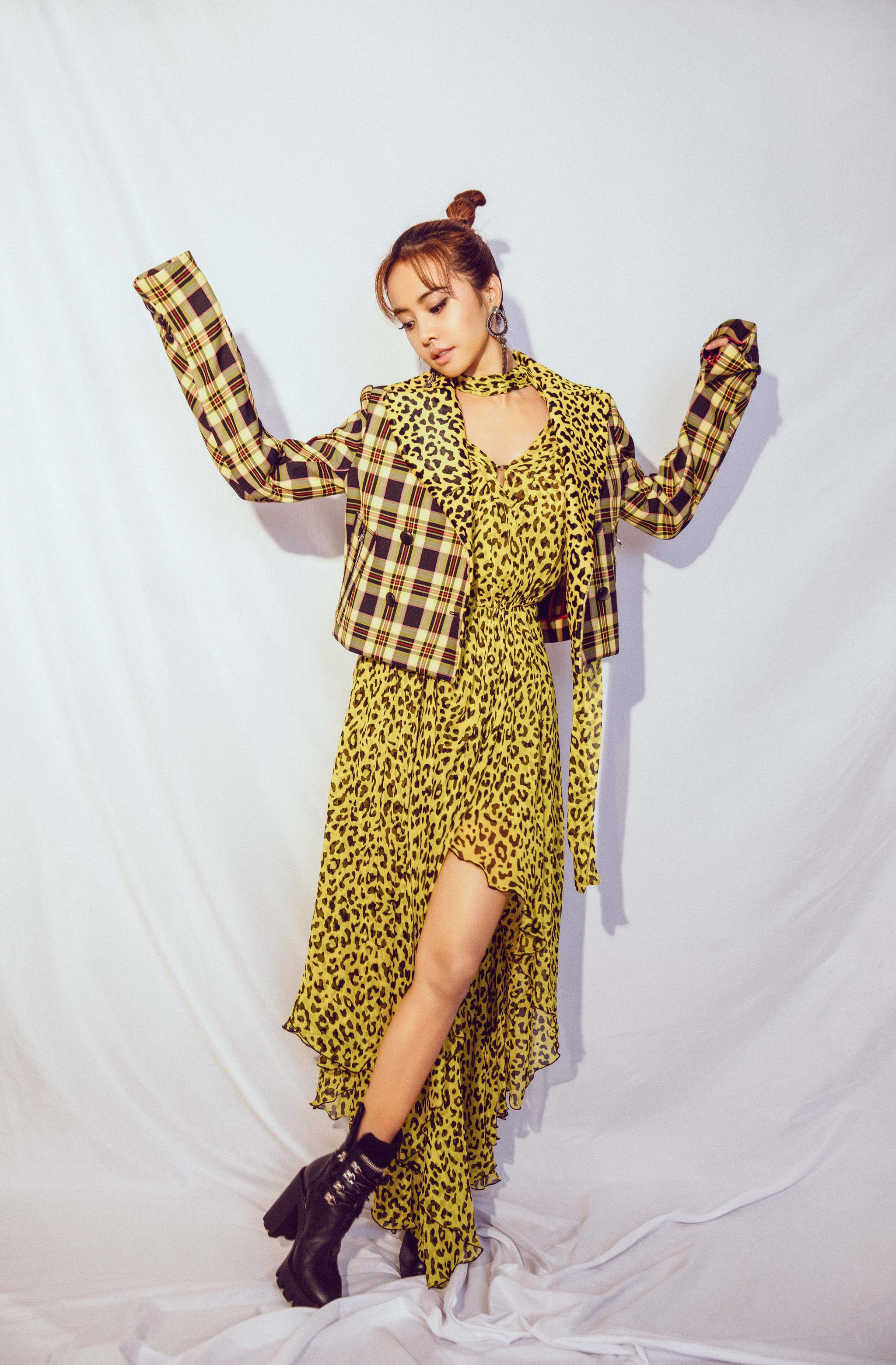 蔡依林金黄色豹纹&格子的叠穿配搭~微凉雨夜里不落的小太阳