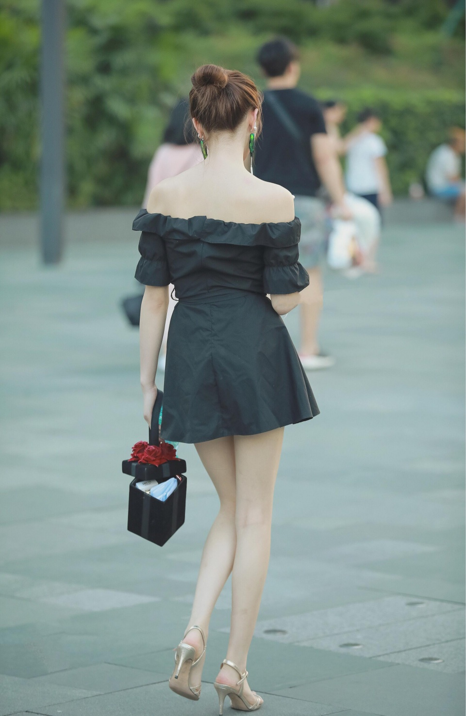香娇玉嫩,锁骨香肩的抹胸裙美女,典雅又性感,不一样的东方美!