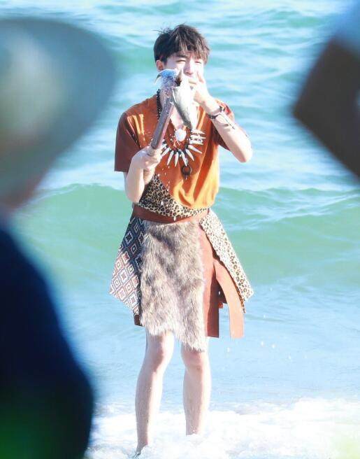 王俊凯穿豹纹裙变身小野猫叉鱼,秀白嫩大长腿!网友:腿毛好性感