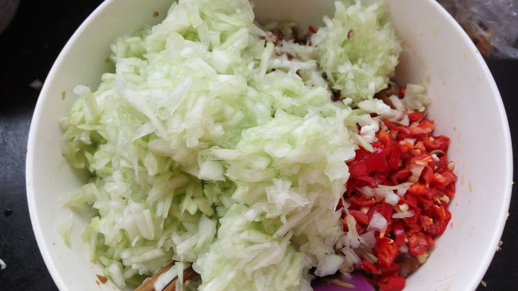 自制鲜嫩多汁的美味瓠瓜馅大包子