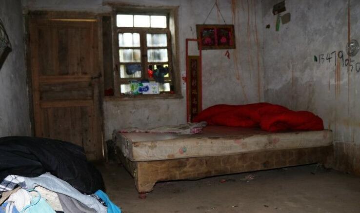 56岁父亲好赌输完积蓄妻子离家出走后与14岁儿子住破屋