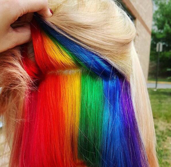 女子把七彩的颜料涂抹在头上看到效果闺蜜都询问在哪弄的