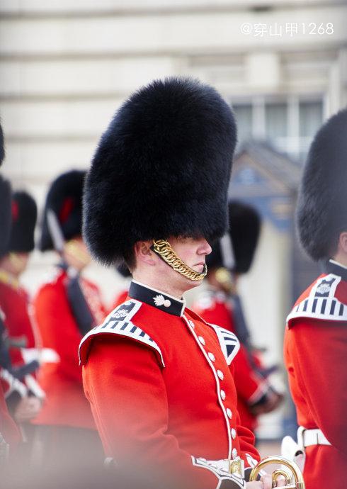 士兵▲ 随着嘹亮的鼓乐声响起,身着红色礼服,戴着黑熊皮高帽的皇家乐