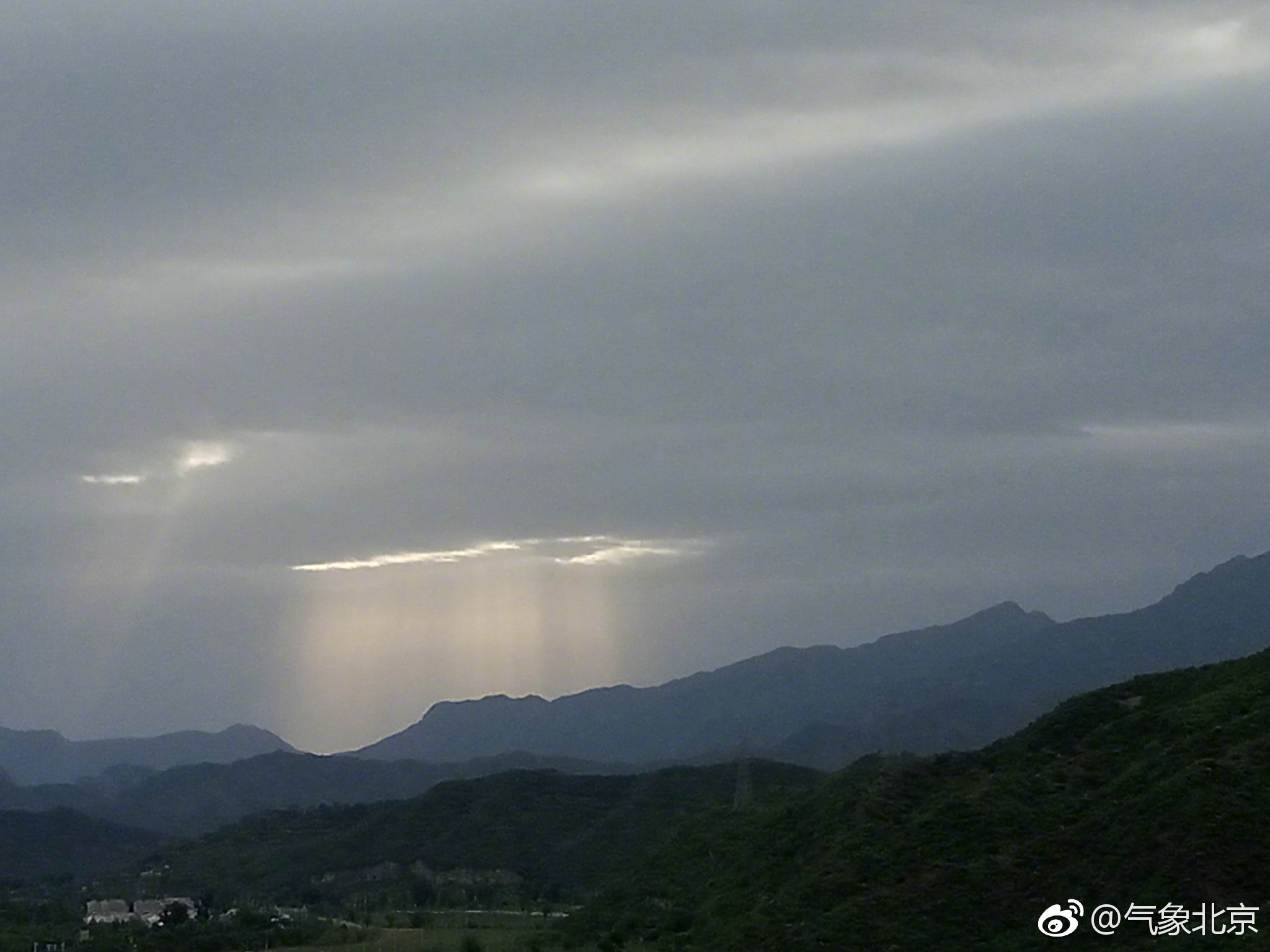 放3张照片,直观解释"阴转晴".配图由王芳于今晨摄于门头沟斋堂