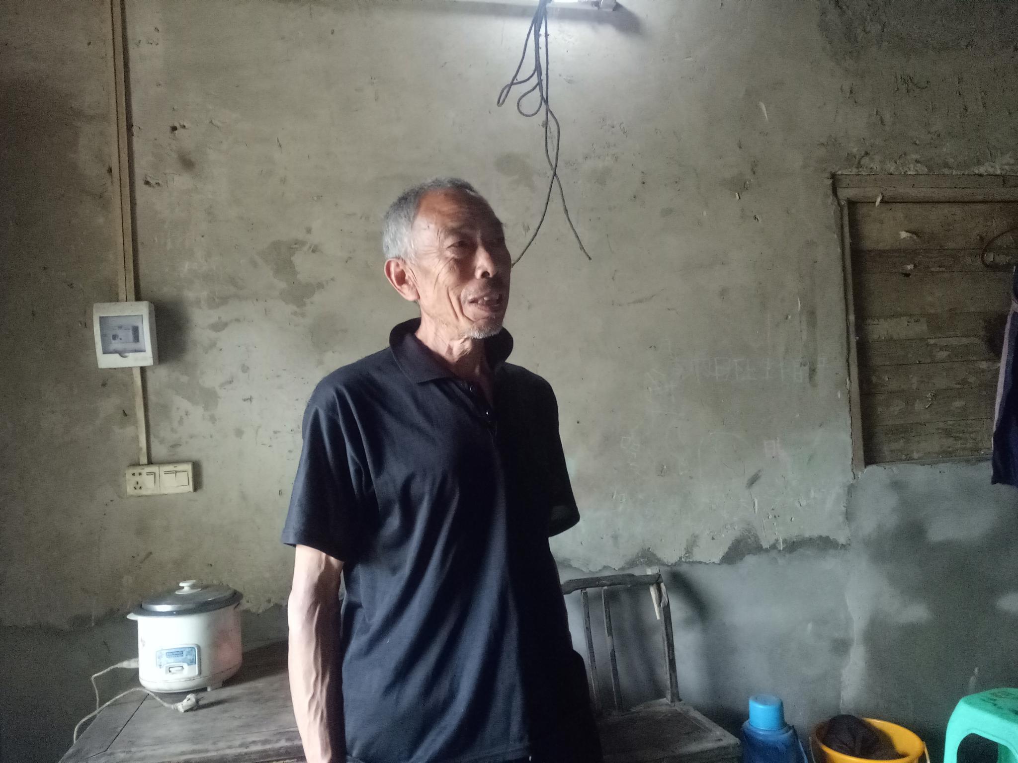 李渡那边这个老头真的"缺吃少穿"吗?