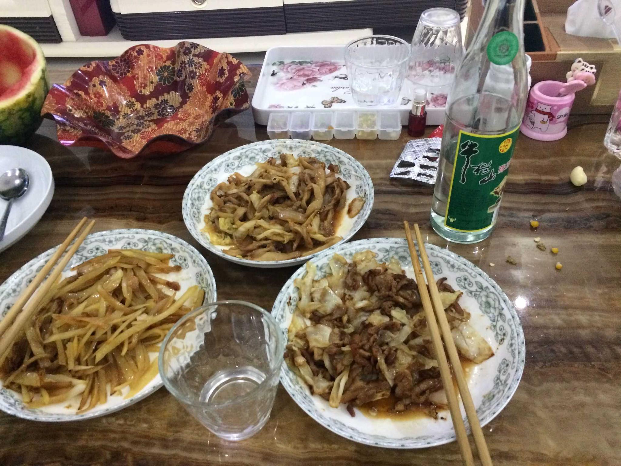 大学同学相见简单几个菜却喝了一瓶白酒这感情谁懂