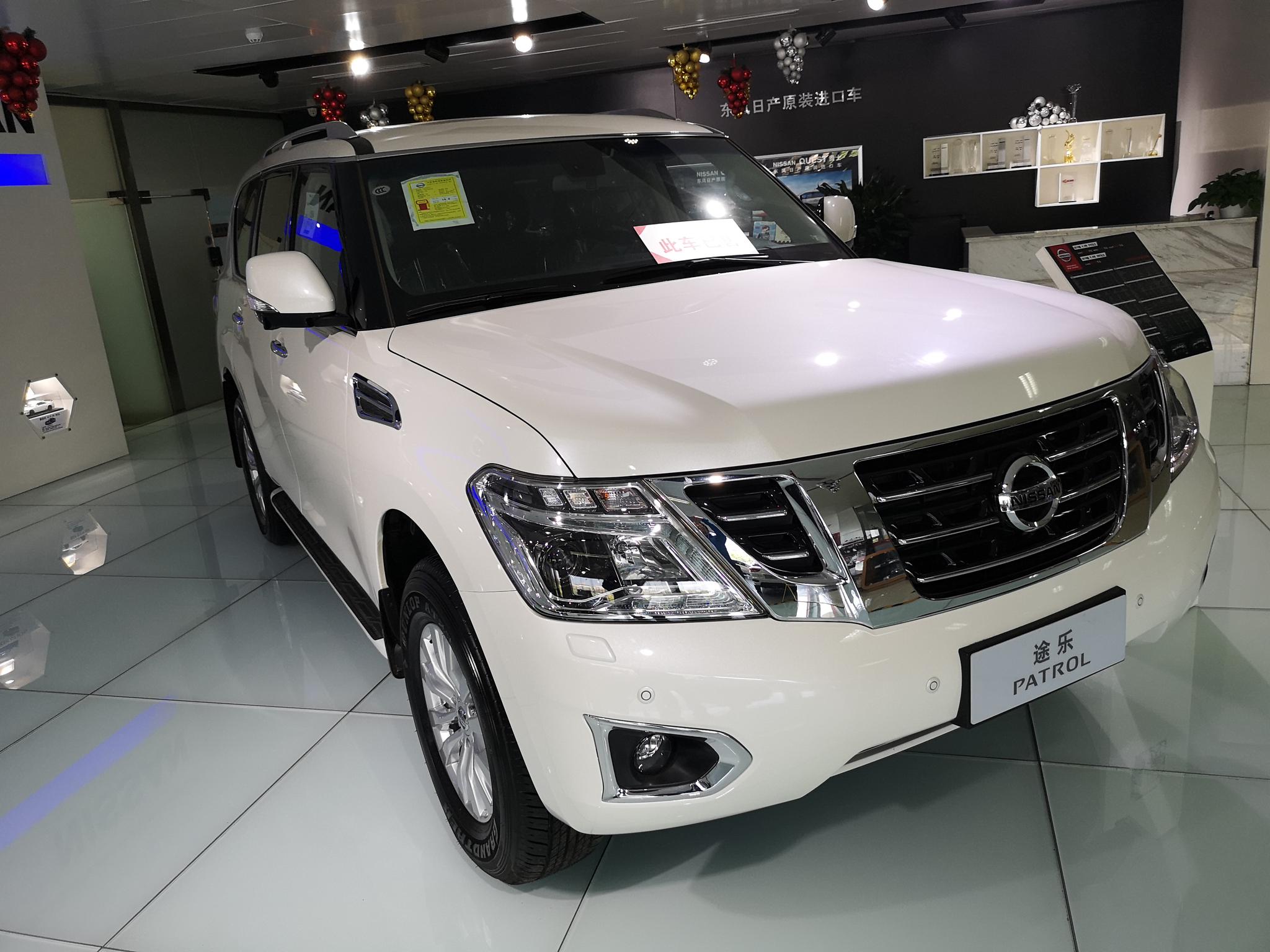 威猛霸气 到店看2018款中规大排5.6l白色途乐