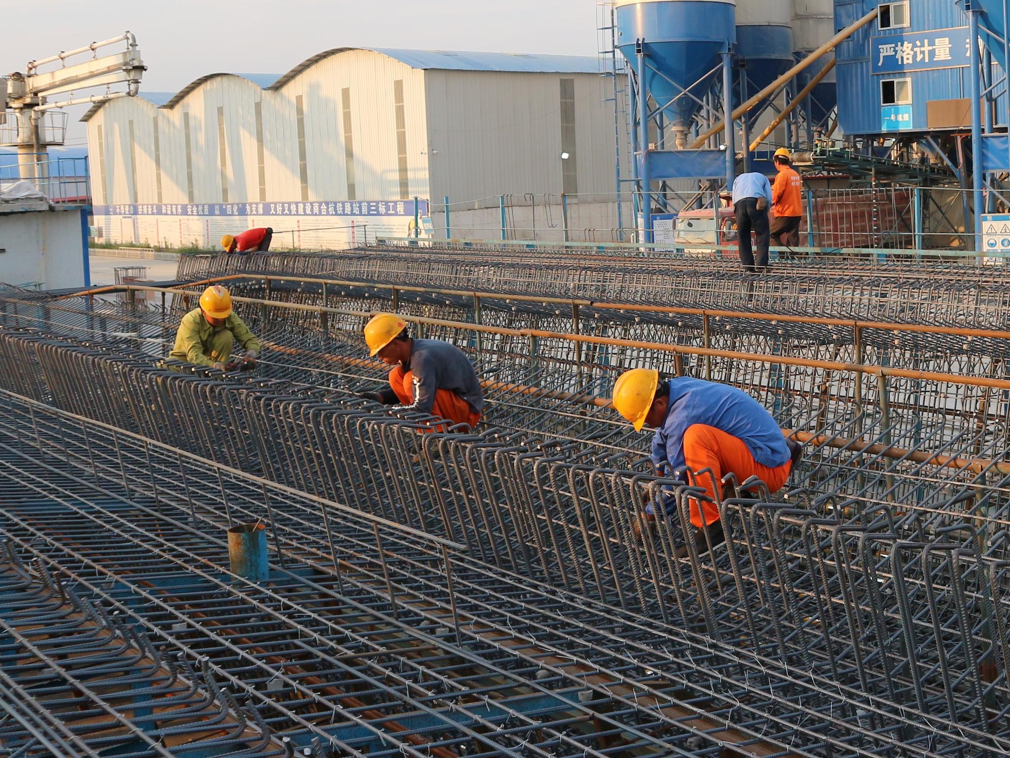 建筑工地上的农民工忙碌的身影,每天挣钱300元,你羡慕吗?