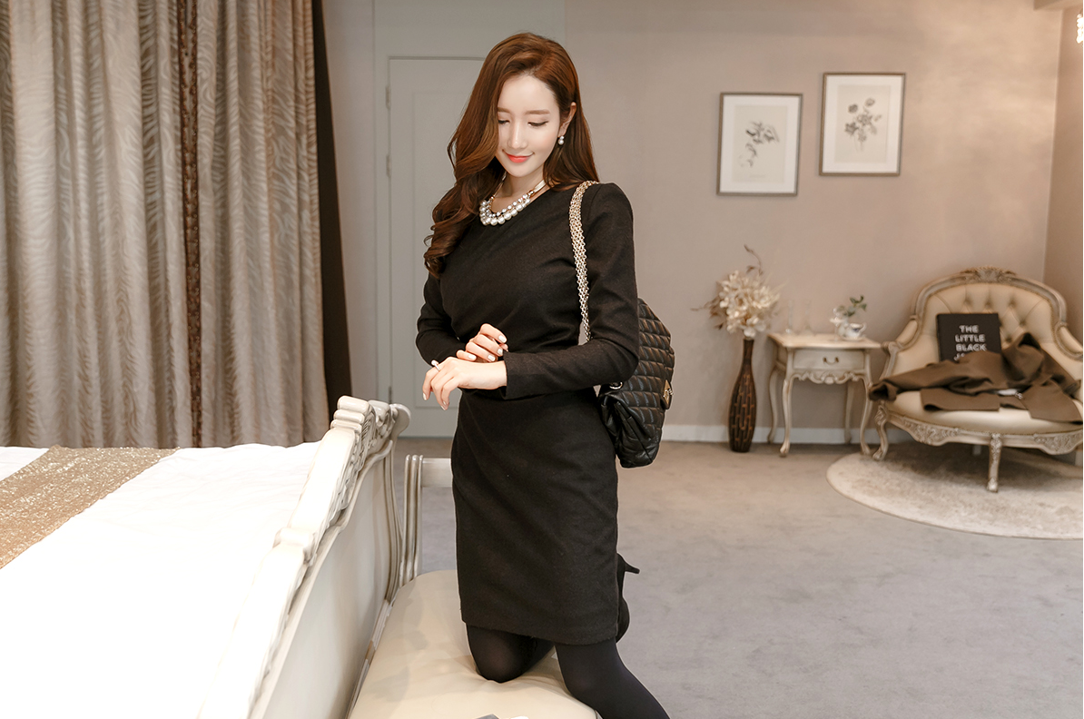 亮黑轻皱套裙,小姐姐黑丝高跟气质出众