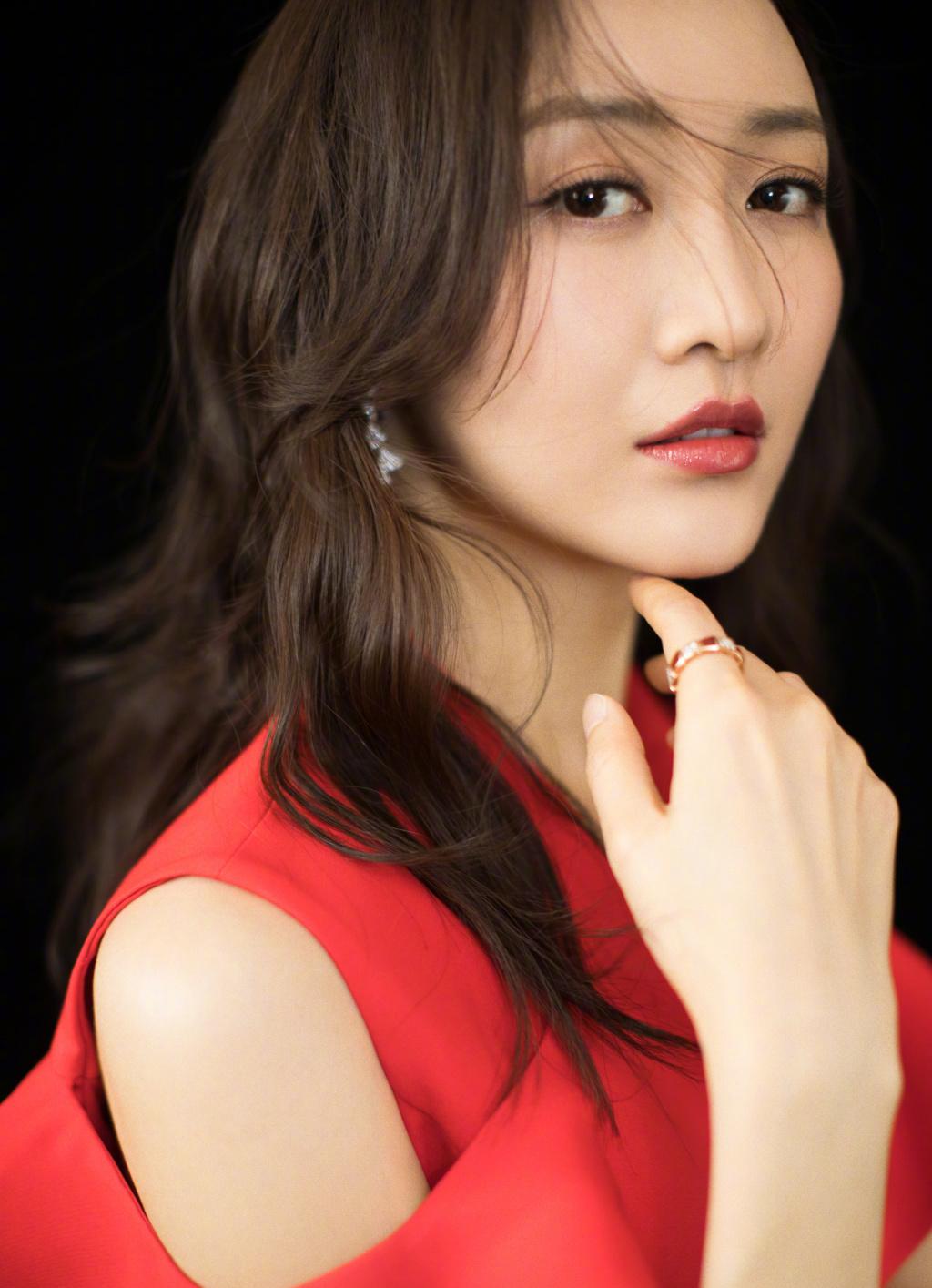 王鸥一个如夏花般绚烂的女子,美就应该如此明媚而又张扬!