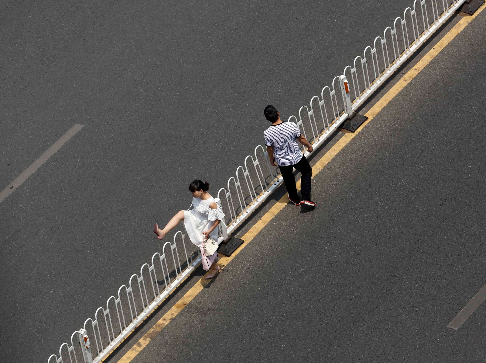 不愿多走100米,一小时20名市民涉险跨栏过马路