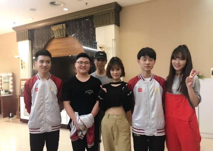 rng战队天天向上录制现场照片, 身着出征服letme颜值爆