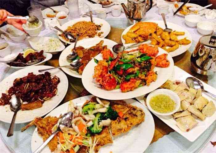 还有外国人的回答亮了,他说道:"在同一条街上,你在一家中国餐厅点菜