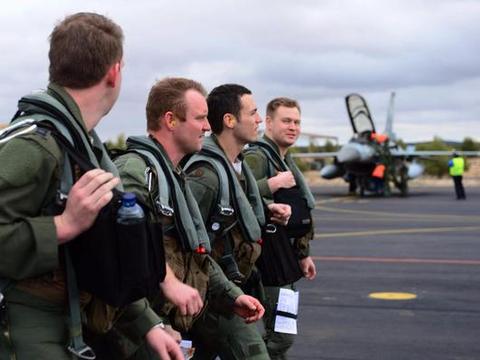 为什么战斗员飞行员穿的飞行服都是连体衣呢？|连体衣|飞行员|空军_新浪新闻