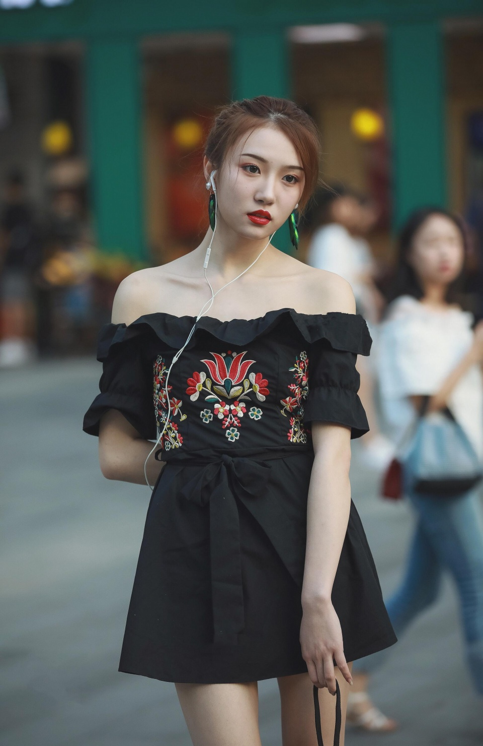 香娇玉嫩,锁骨香肩的抹胸裙美女,典雅又性感,不一样的东方美!