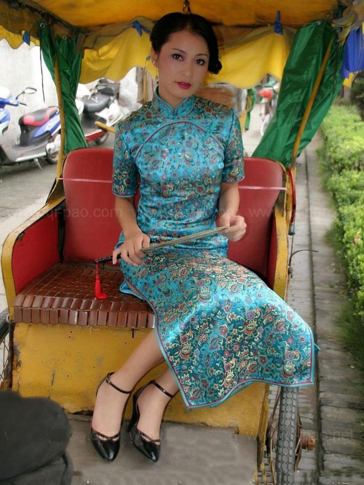 当梦被埋在江南烟雨中心碎了才懂旗袍美女