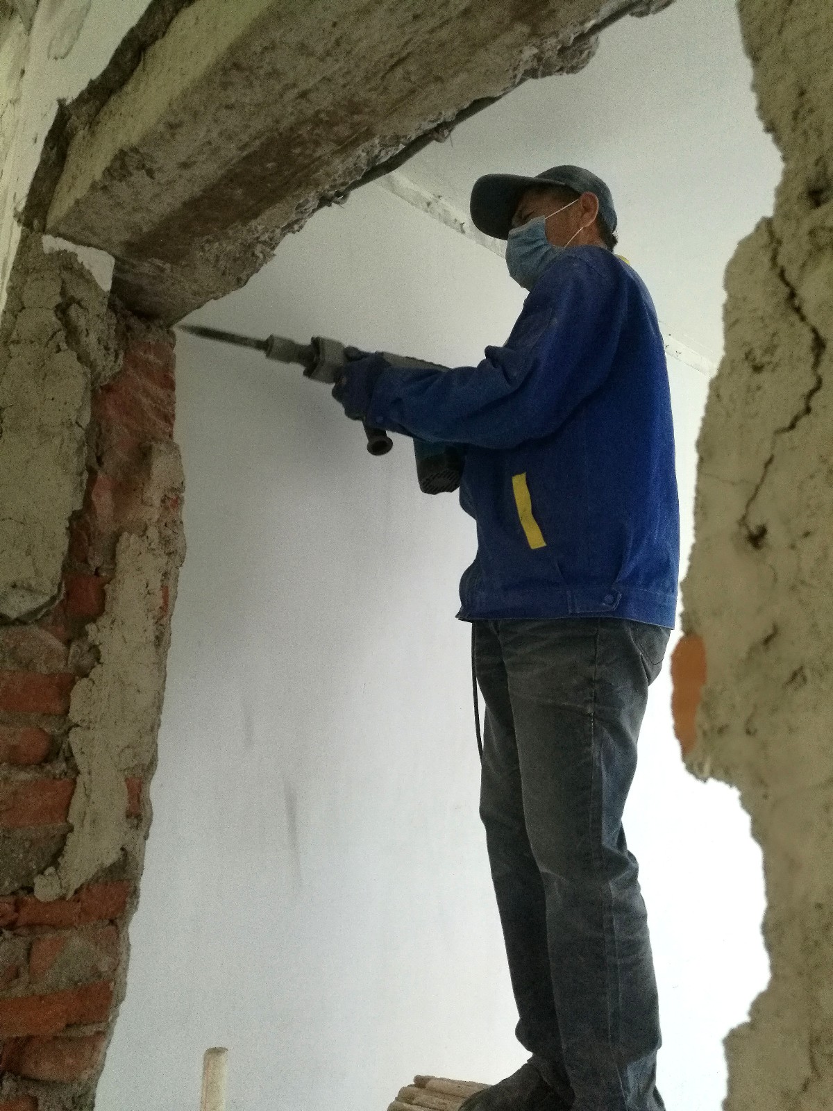 砸墙工赚血汗钱:吃苦受累还挨骂