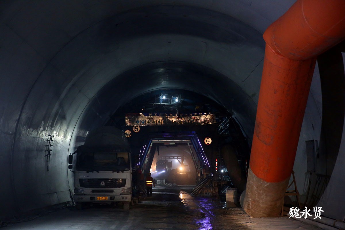 大山里打隧道的年轻人 月入8千一天干4小时