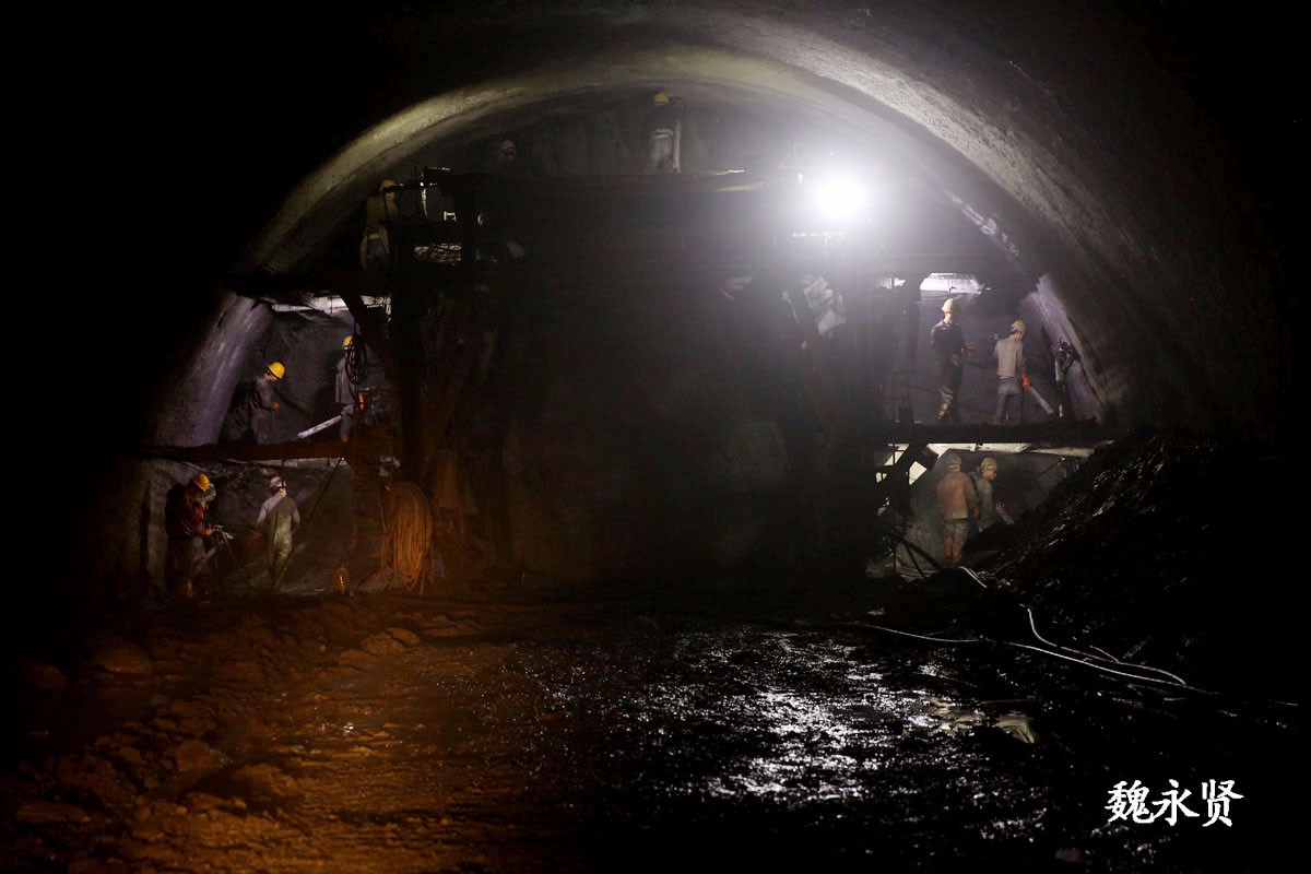 大山里打隧道的年轻人 月入8千一天干4小时