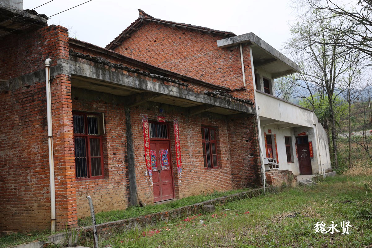 乡村很美却留不住人 不少房子常年无人住荒了_新浪看点