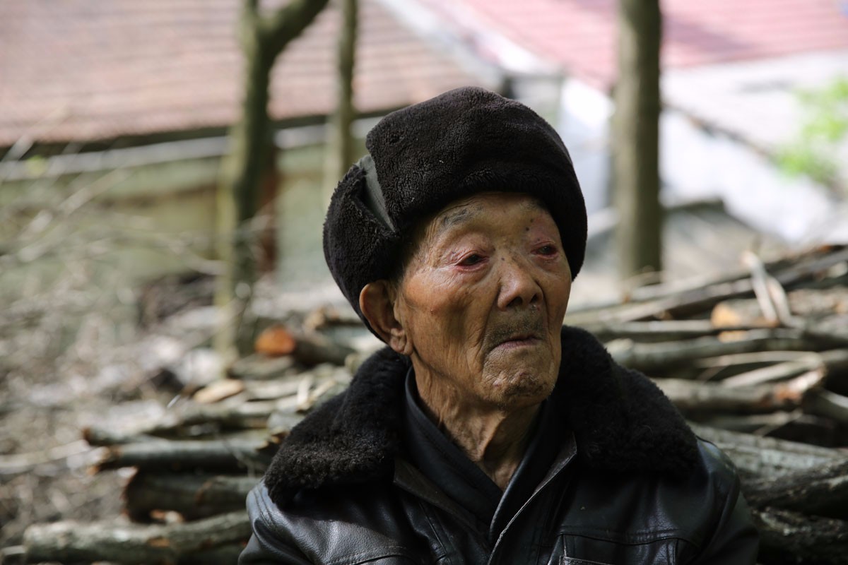 89岁老人的孤独守望 两只不一样的鞋