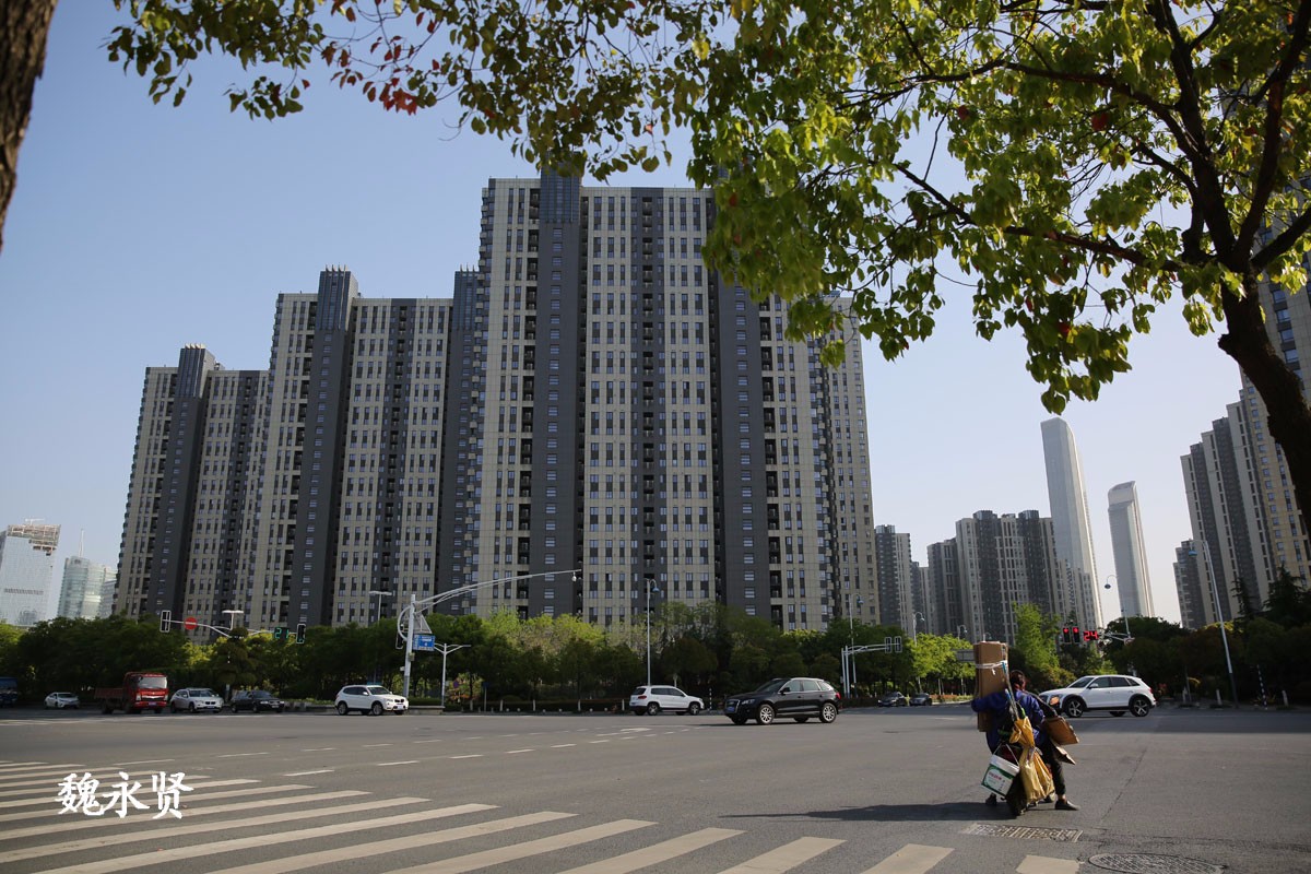 南京这个地方高层房价到6万 门口马路是林荫道