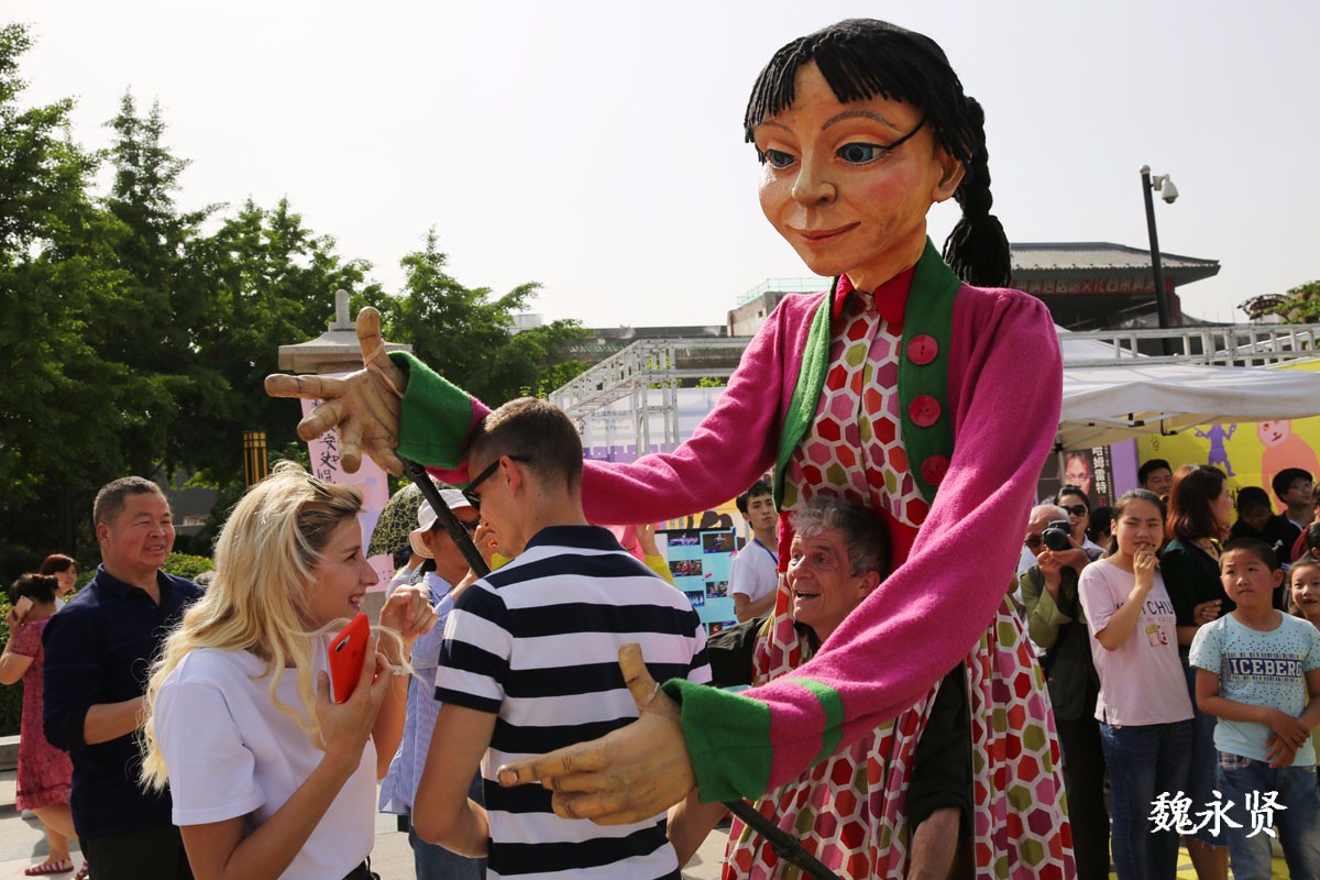 大雁塔下老外舞动巨型人偶头回见引发好奇