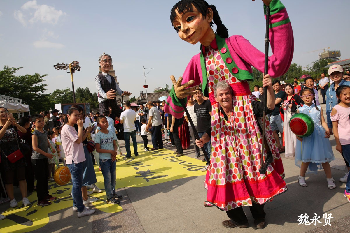 大雁塔下老外舞动巨型人偶头回见引发好奇