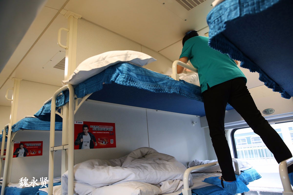 更换卧铺车厢床单,枕套,被罩.