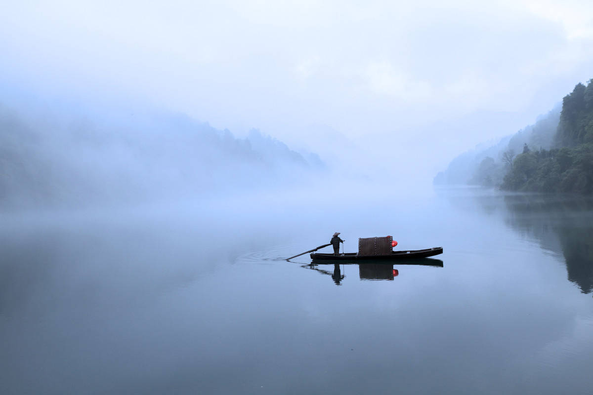 雾锁山头山锁雾, 天连水尾水连天.