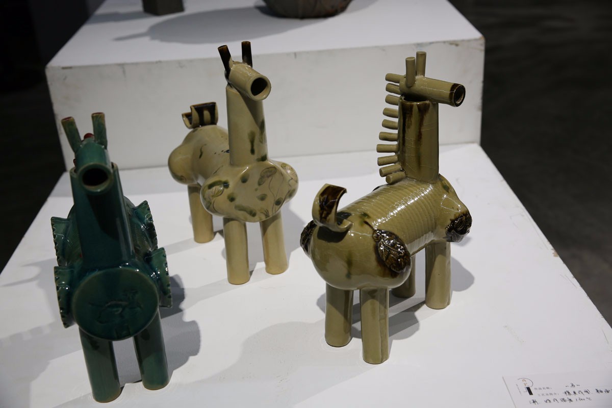 玩泥巴成器 西安青年联展陶艺惊艳古城